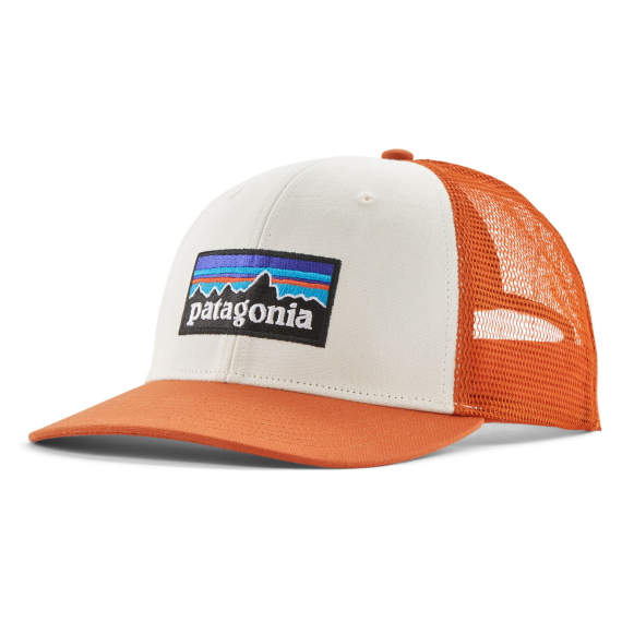 Patagonia P-6 Logo Trucker Hat White w/Redtail Rust i gruppen Kläder & Skor / Kepsar & Huvudbonader / Kepsar / Truckerkepsar hos Fishline (38289-WHRL-ALL)