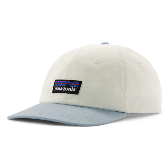 Patagonia P-6 Label Trad Cap Birch White w/Fleck Blue i gruppen Kläder & Skor / Kepsar & Huvudbonader / Kepsar / Truckerkepsar hos Fishline (38296-BIFL-ALL)