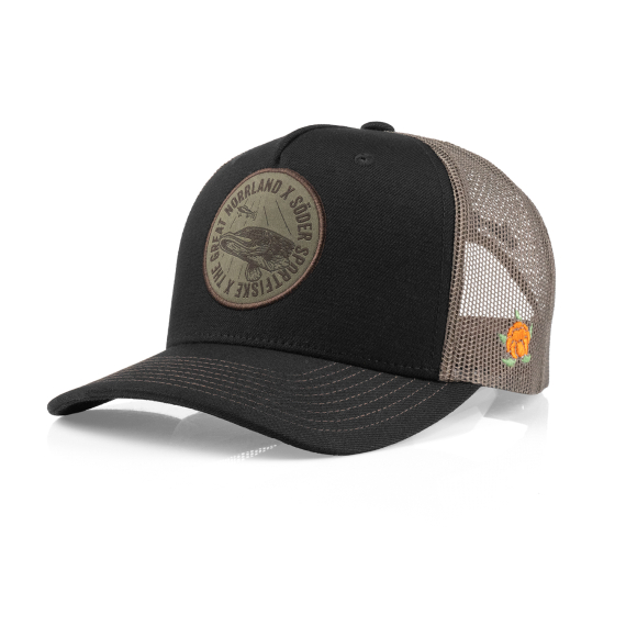 SQRTN x Söder Sportfiske Lurking Pike Trucker, Black i gruppen Kläder & Skor / Kepsar & Huvudbonader / Kepsar / Truckerkepsar hos Fishline (SQSS-004-OSFA)