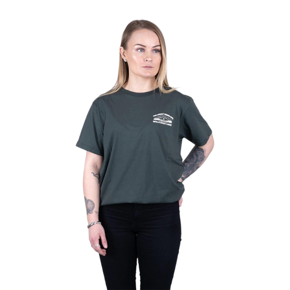 SQRTN X Wolfcreek Lures Tee, Olive i gruppen Kläder & Skor / Kläder / T-shirts hos Fishline (SQWC-002-Sr)