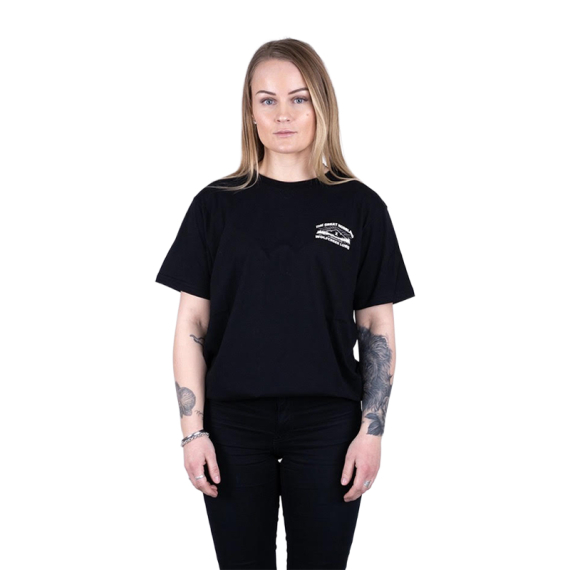 SQRTN X Wolfcreek Lures Tee, Black i gruppen Kläder & Skor / Kläder / T-shirts hos Fishline (SQWC-003-Sr)