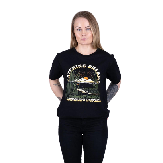 SQRTN X Wolfcreek Lures Dreams Tee, Black i gruppen Kläder & Skor / Kläder / T-shirts hos Fishline (SQWC-004-Sr)