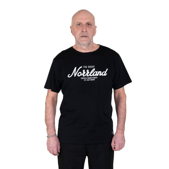 SQRTN Great Norrland T-Shirt Black i gruppen Kläder & Skor / Kläder / T-shirts hos Fishline (TEE-001-Mr)