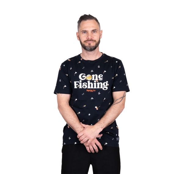 SQRTN Gone Fishing T-shirt Dryfly Black i gruppen Kläder & Skor / Kläder / T-shirts hos Fishline (TEE-533-Sr)