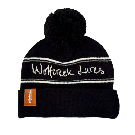 Wolfcreek Classic Logo Pom Pom Beanie - Black/White i gruppen Kläder & Skor / Kepsar & Huvudbonader / Mössor hos Fishline (WCL-05-POMPOM-01-BLK-WHT)